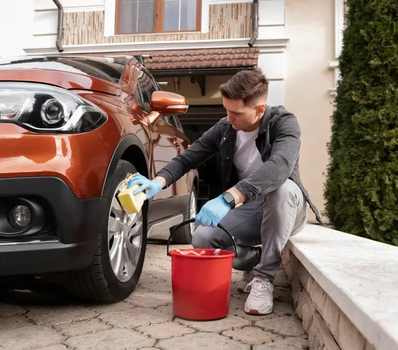 Lavage auto à domicile Créon-d'Armagnac : professionnel intervenant sur un véhicule